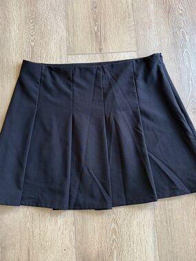 H&M Black Pleated Mini Skirt